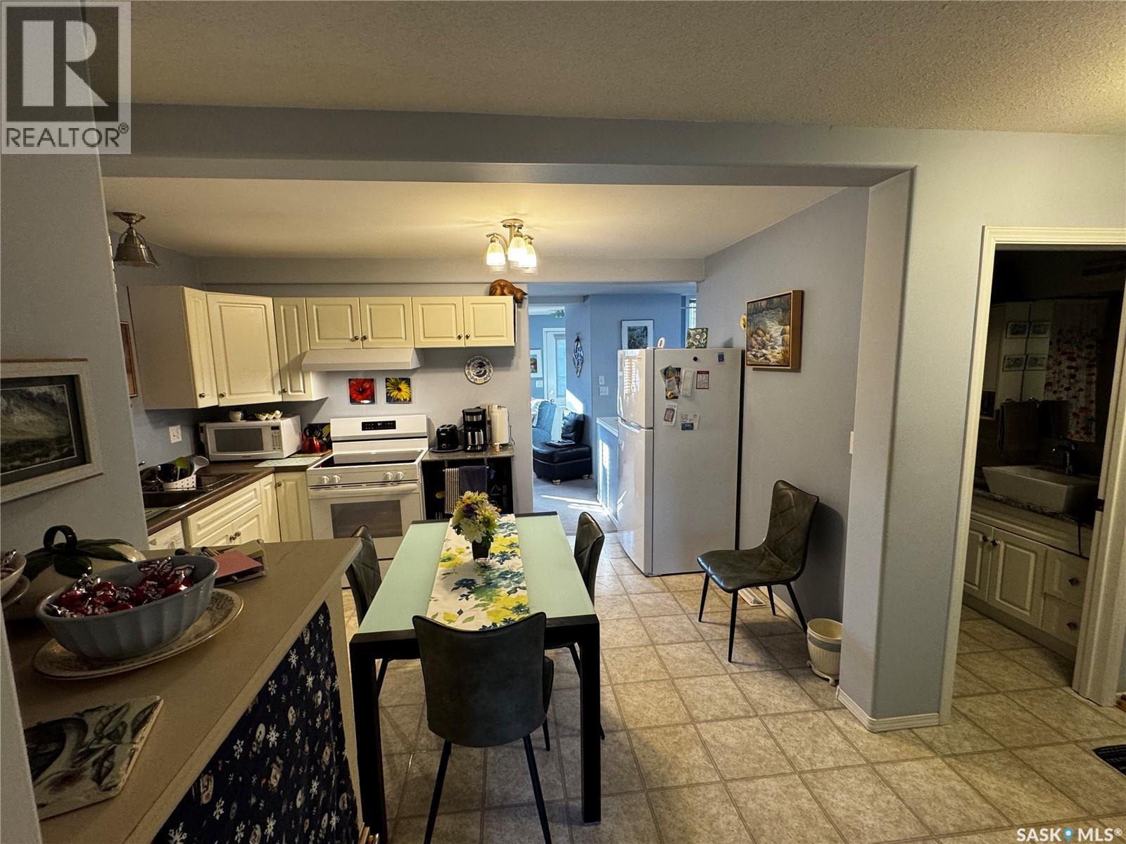 916 4Th Avenue N, Saskatoon, SK - Indoor Photo Showing Kitchen