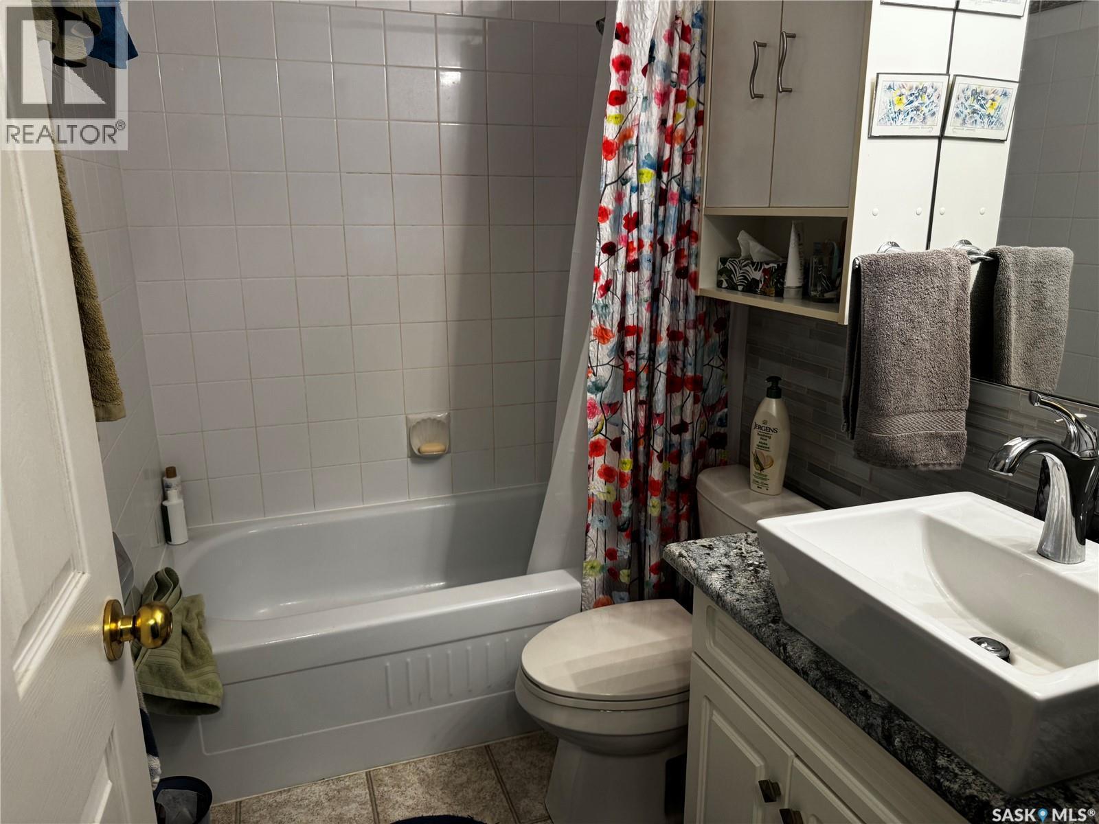 916 4Th Avenue N, Saskatoon, SK - Indoor Photo Showing Bathroom