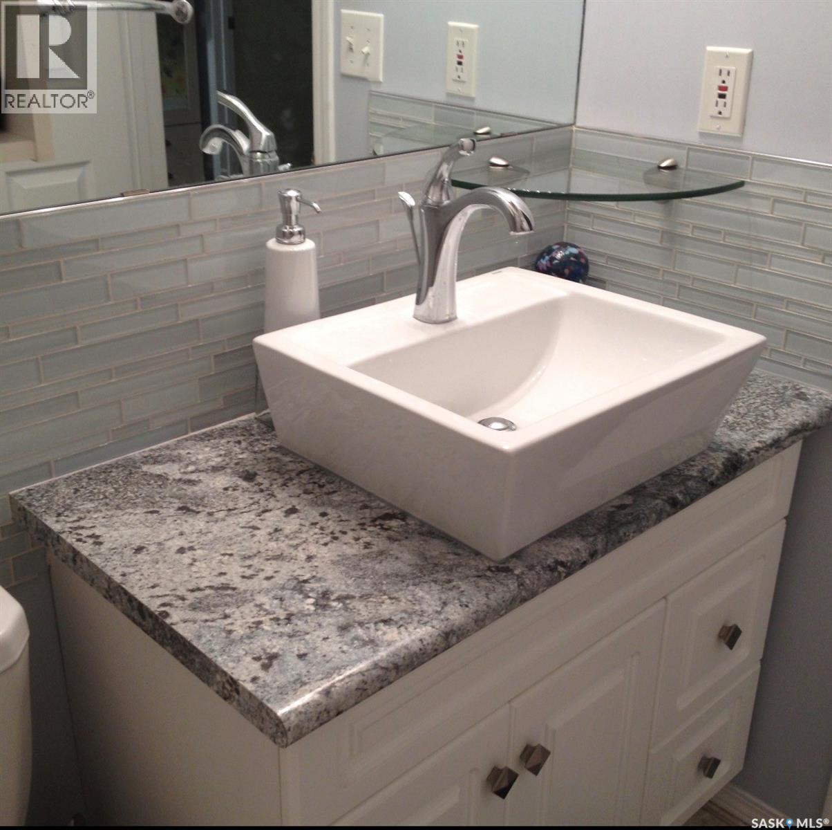 916 4Th Avenue N, Saskatoon, SK - Indoor Photo Showing Bathroom