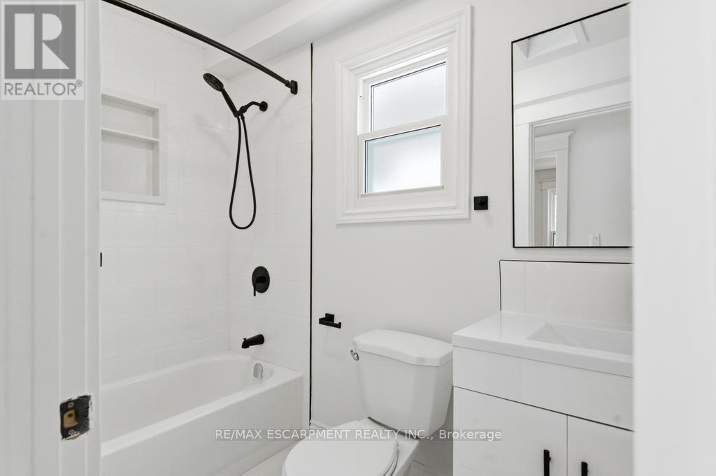 63 Argyle Avenue, Hamilton, ON - Indoor Photo Showing Bathroom