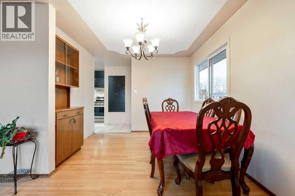 9136 Allison Drive Se, Calgary, AB - Indoor Photo Showing Living Room