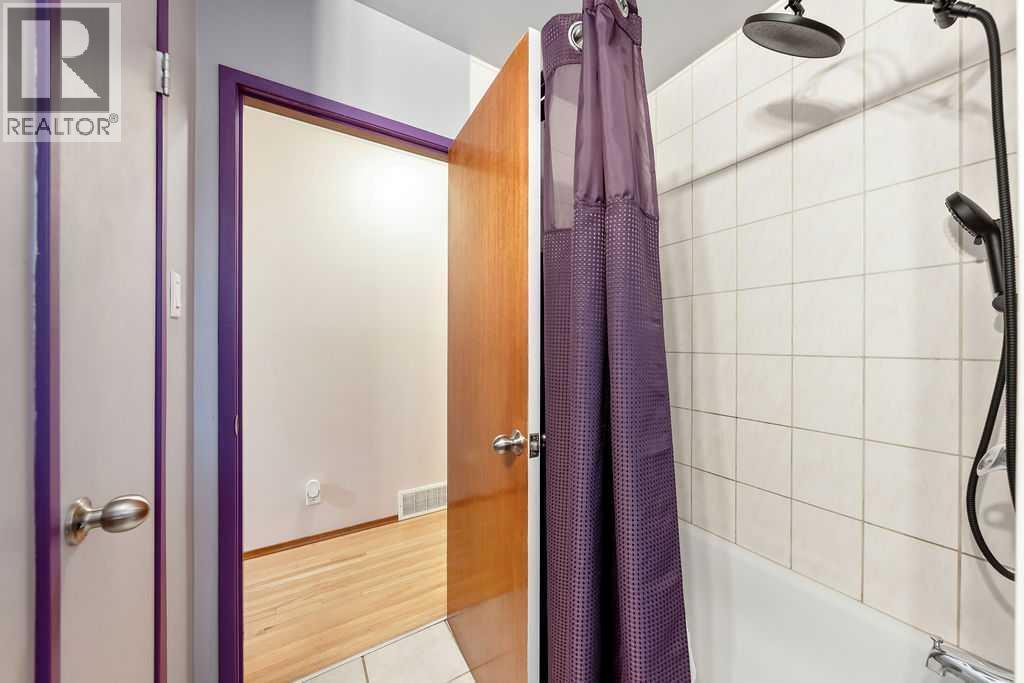 9136 Allison Drive Se, Calgary, AB - Indoor Photo Showing Bathroom