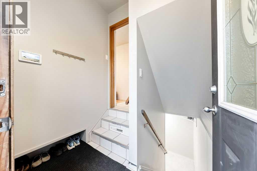 9136 Allison Drive Se, Calgary, AB - Indoor Photo Showing Living Room