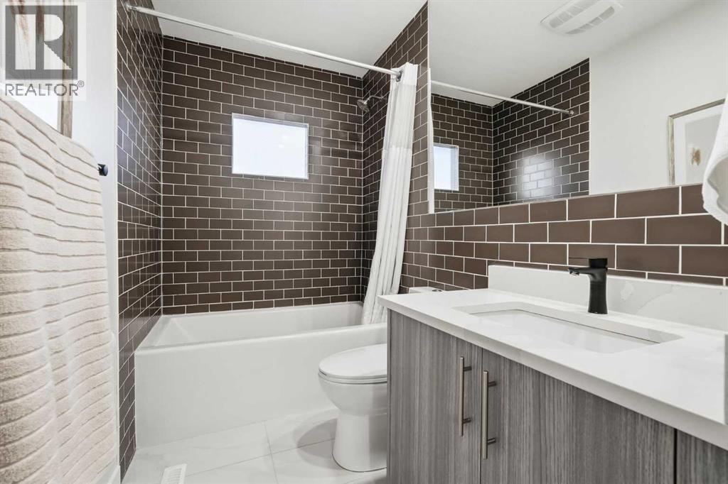 4 pc bathroom on main floor - 711 101 Avenue Sw, Calgary, AB - Indoor Photo Showing Bathroom