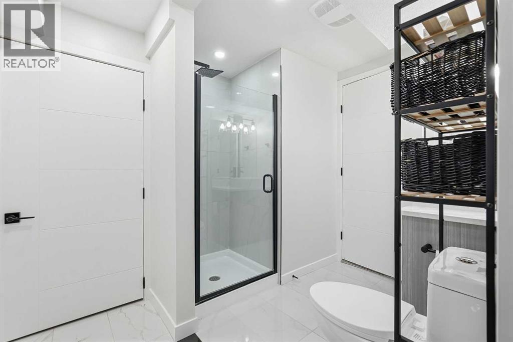 Illegal Suite 1-bed unit with full bathroom and washer and dryer - 711 101 Avenue Sw, Calgary, AB - Indoor Photo Showing Bathroom