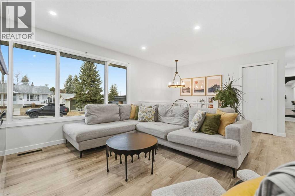 711 101 Avenue Sw, Calgary, AB - Indoor Photo Showing Living Room