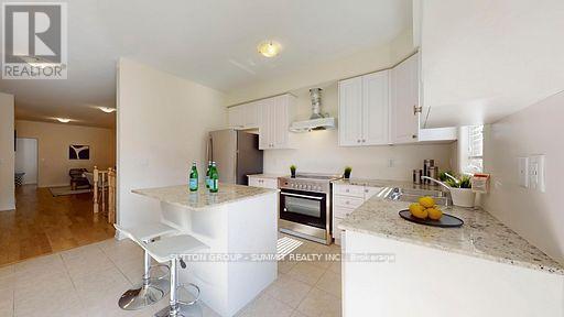 3964 Thomas Alton Boulevard, Burlington, ON - Indoor Photo Showing Kitchen