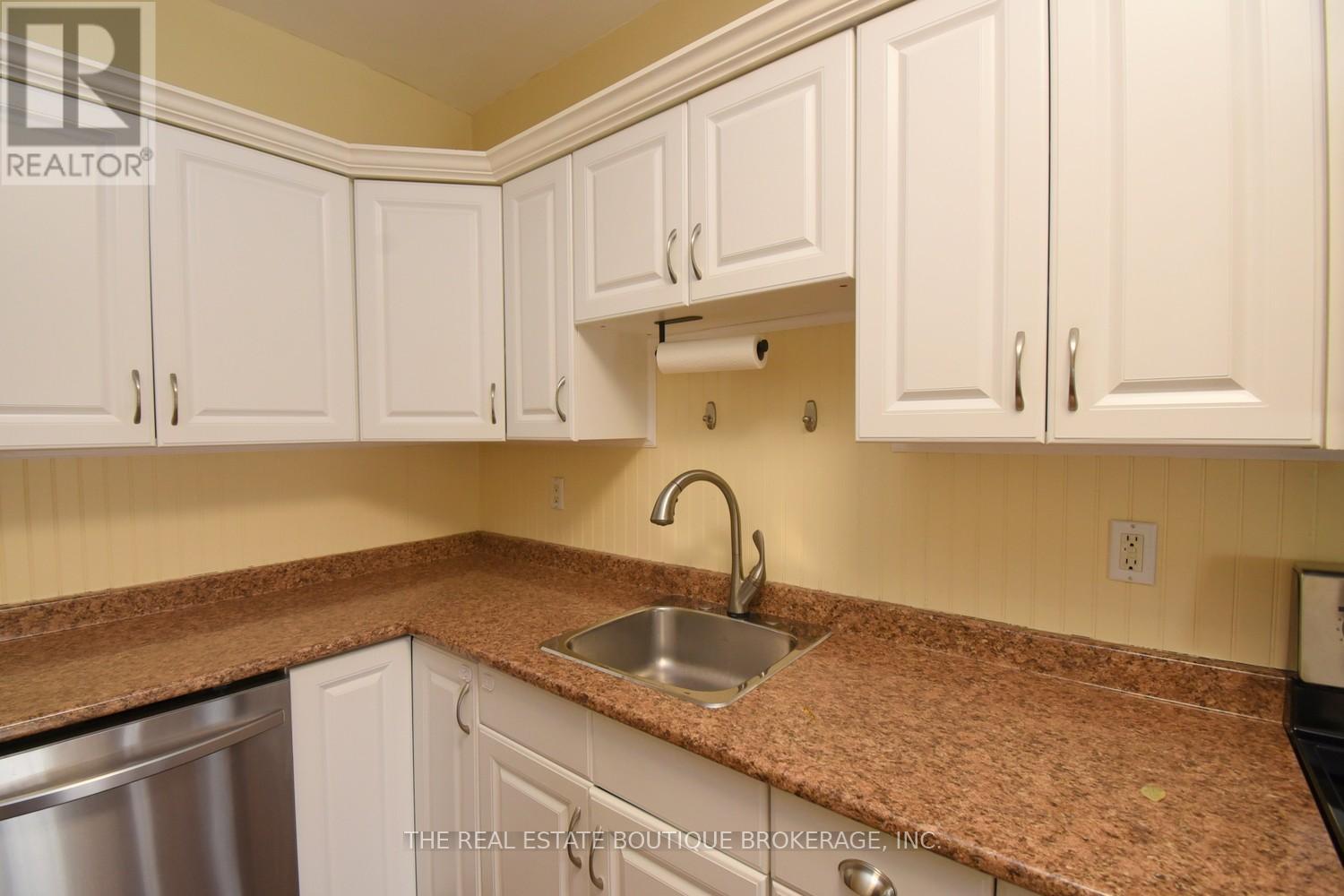 82 Somerset Avenue, Hamilton, ON - Indoor Photo Showing Kitchen