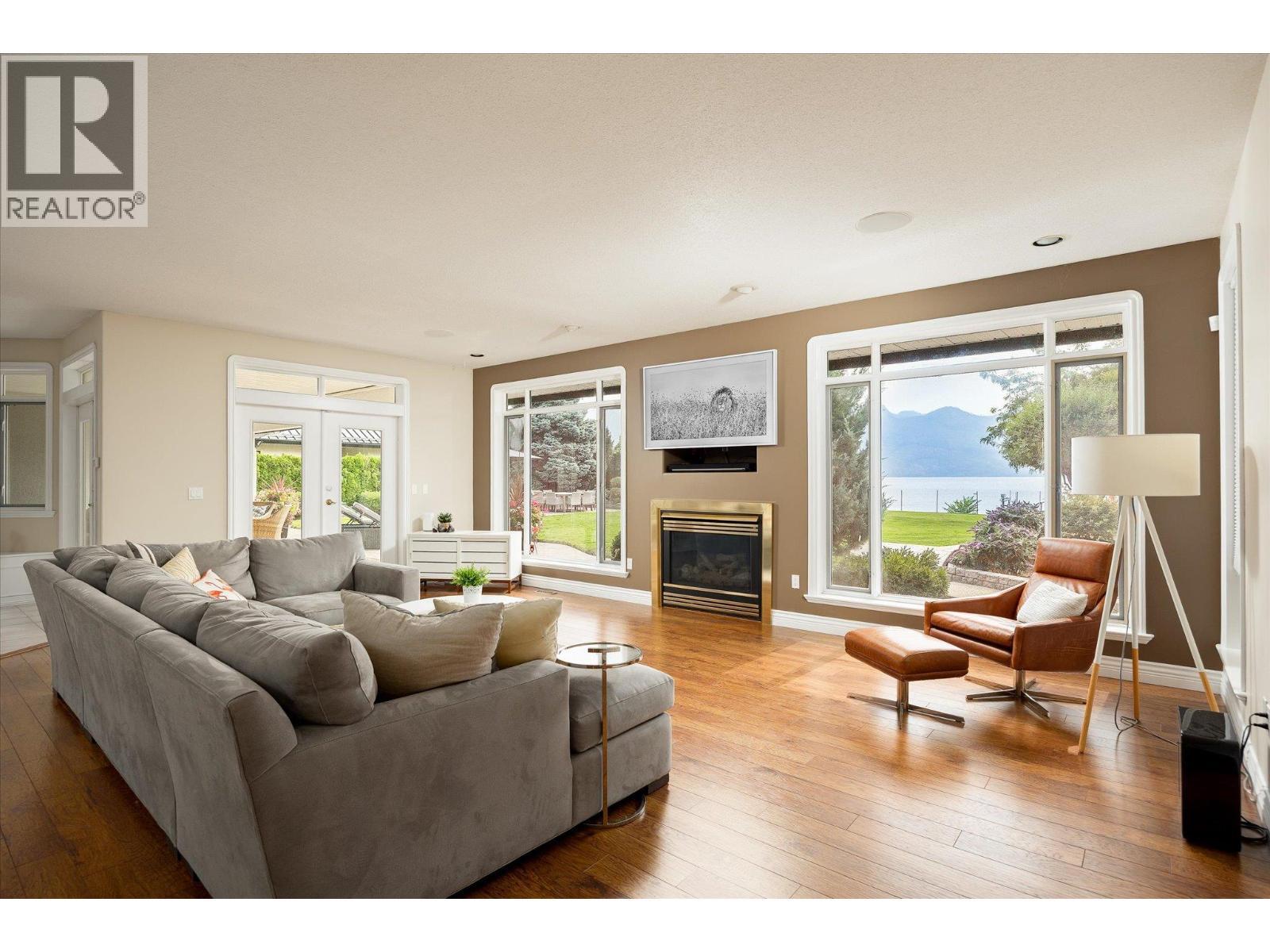 2577 Whitworth Road, West Kelowna, BC - Indoor Photo Showing Living Room With Fireplace