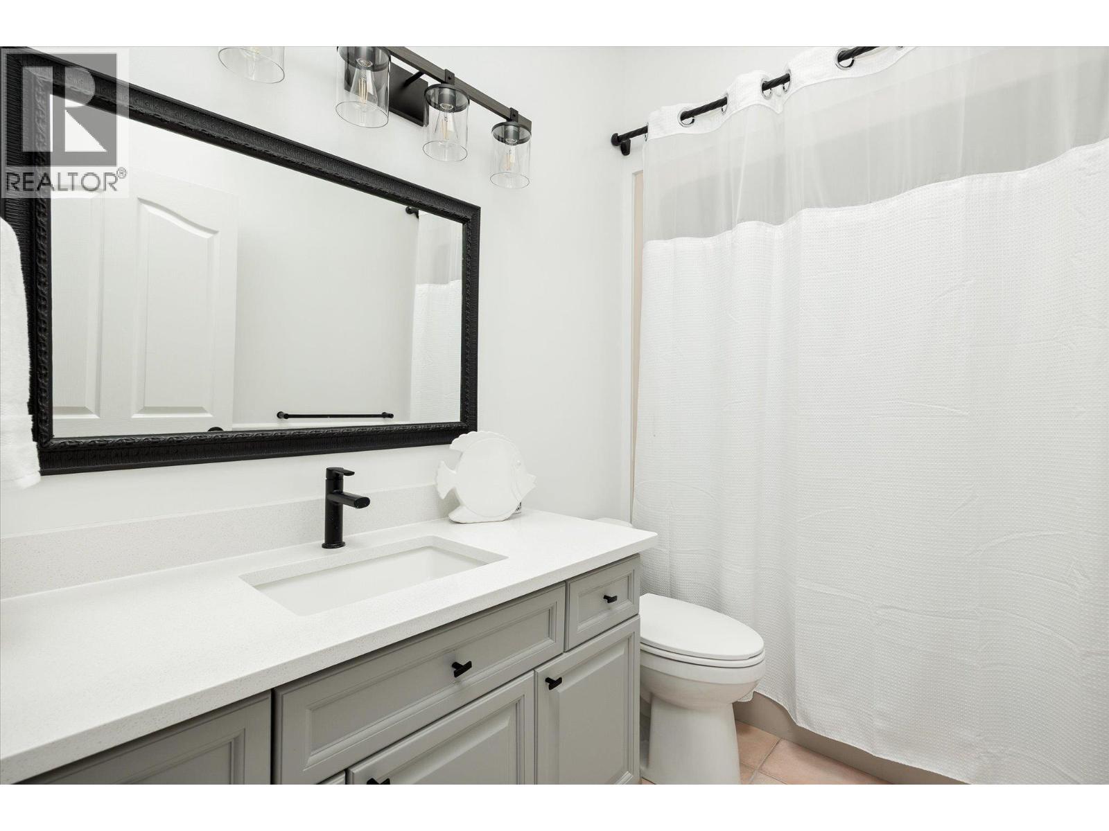 2577 Whitworth Road, West Kelowna, BC - Indoor Photo Showing Bathroom