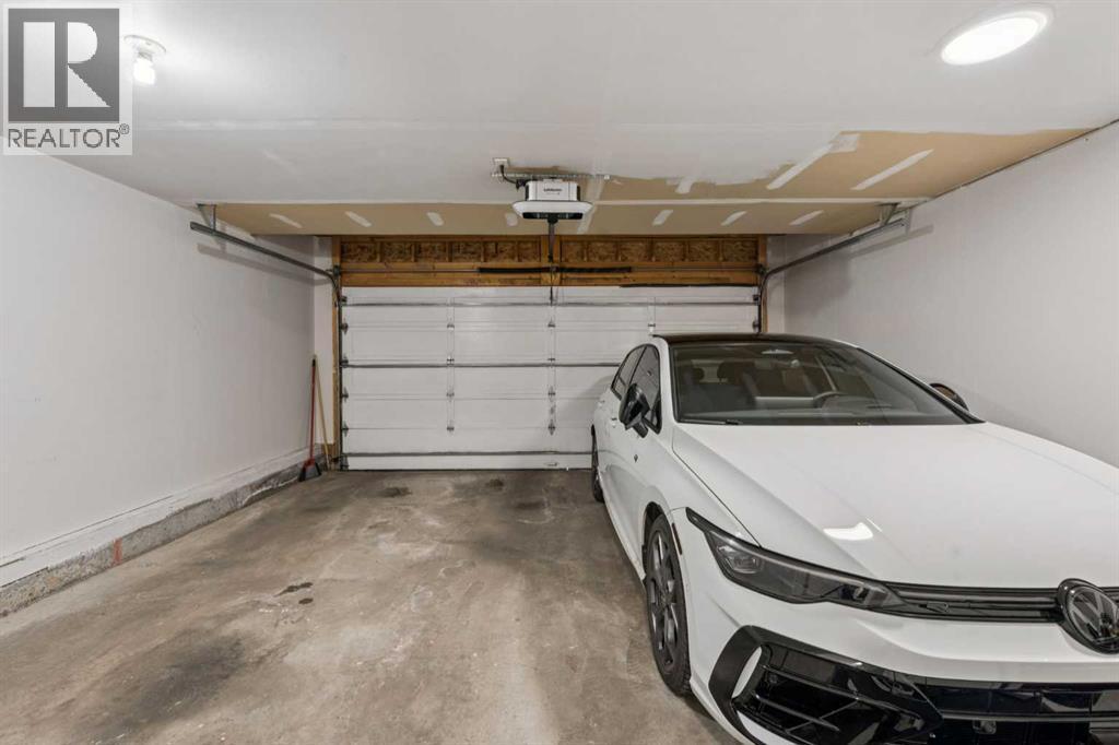 328 Douglas Glen Heath Se, Calgary, AB - Indoor Photo Showing Garage