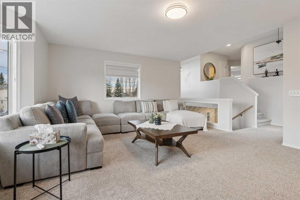 328 Douglas Glen Heath Se, Calgary, AB - Indoor Photo Showing Living Room