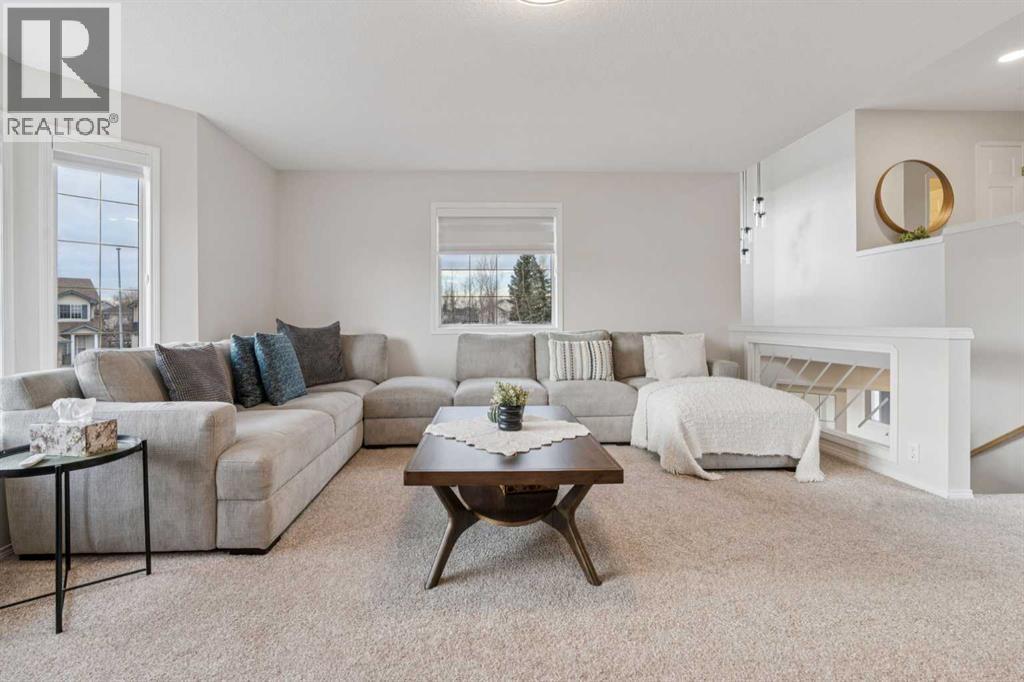 328 Douglas Glen Heath Se, Calgary, AB - Indoor Photo Showing Living Room