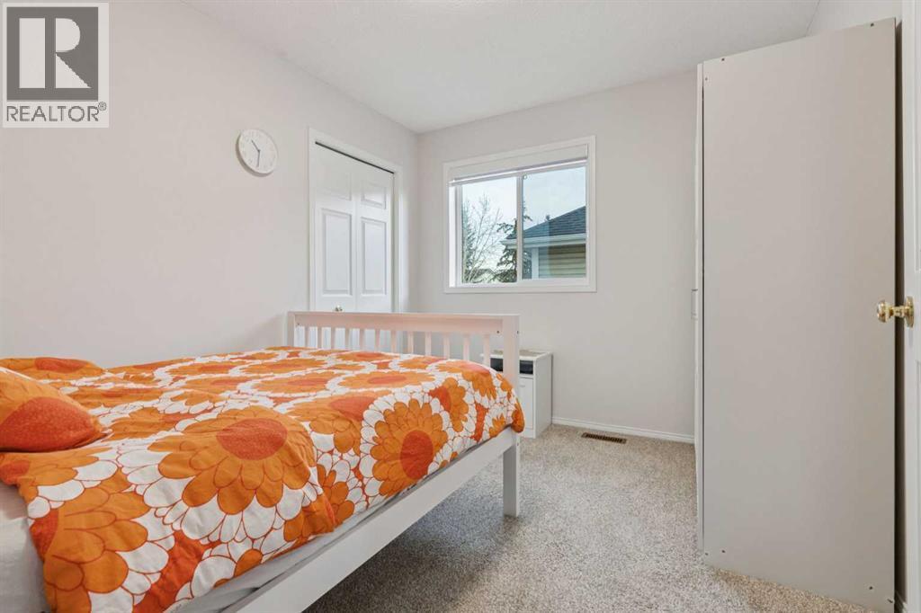 328 Douglas Glen Heath Se, Calgary, AB - Indoor Photo Showing Bedroom
