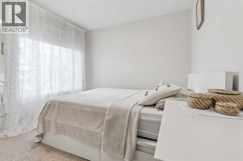 328 Douglas Glen Heath Se, Calgary, AB - Indoor Photo Showing Bedroom