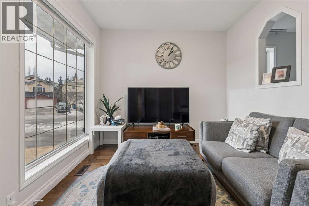 328 Douglas Glen Heath Se, Calgary, AB - Indoor Photo Showing Living Room