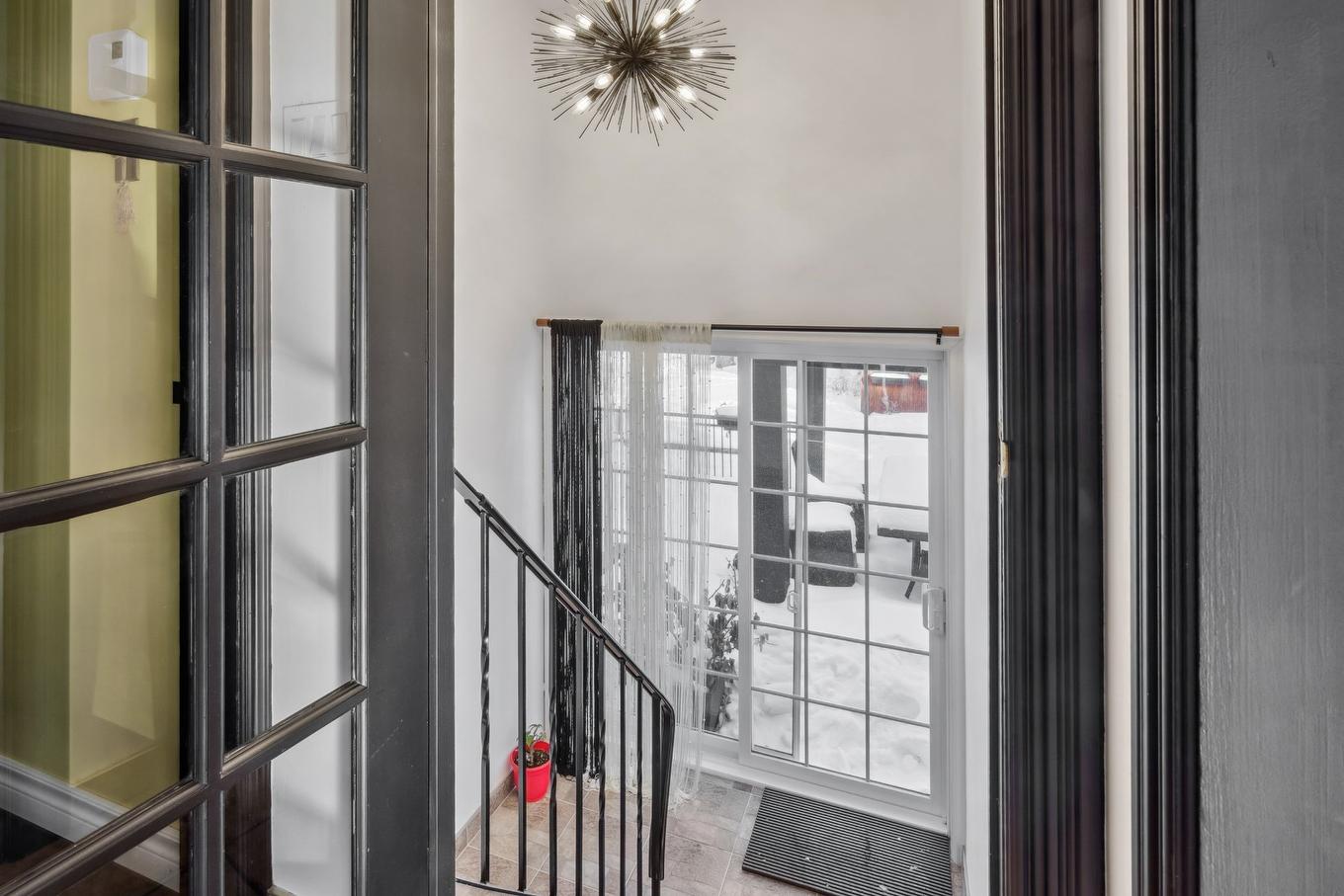 Hall d'entrée/Vestibule - 5915 Rue Vieni, Brossard, QC - Indoor Photo Showing Other Room