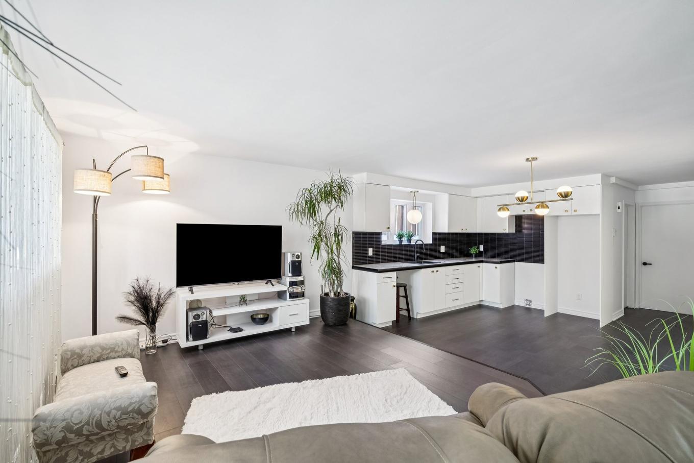 Salon - 5915 Rue Vieni, Brossard, QC - Indoor Photo Showing Living Room