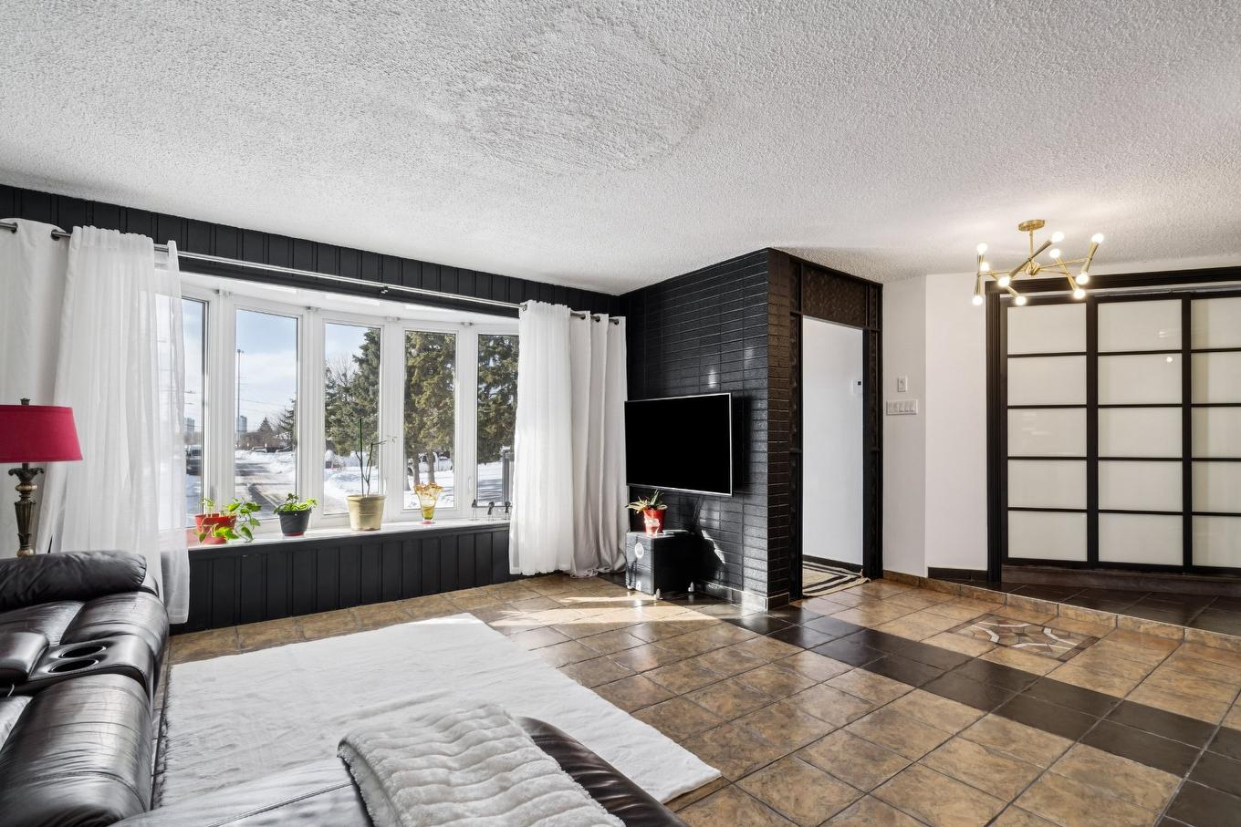 Salon - 5915 Rue Vieni, Brossard, QC - Indoor