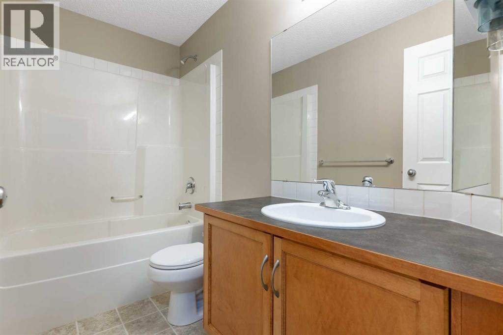 Main 4-piece bathroom, unitized tub/shower, vanity, large, mirror - 129 Evansbrooke Way Nw, Calgary, AB - Indoor Photo Showing Bathroom