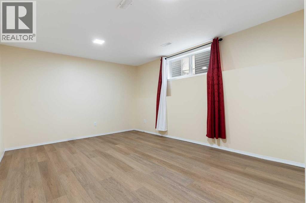 Lower level bedroom - 129 Evansbrooke Way Nw, Calgary, AB - Indoor