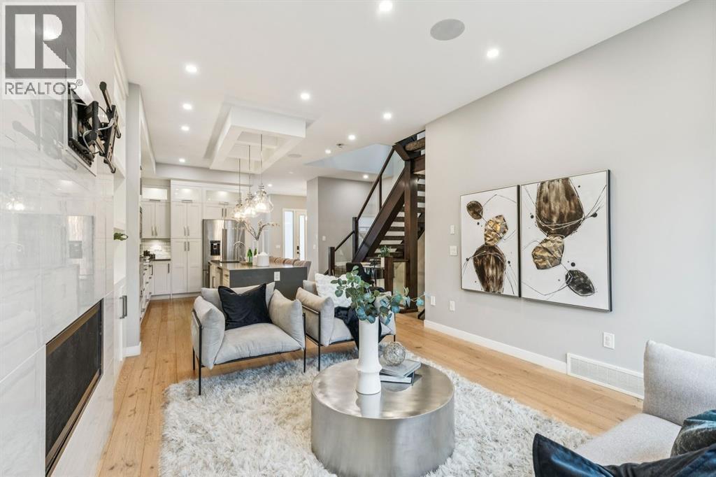 2918 6 Avenue Nw, Calgary, AB - Indoor Photo Showing Living Room