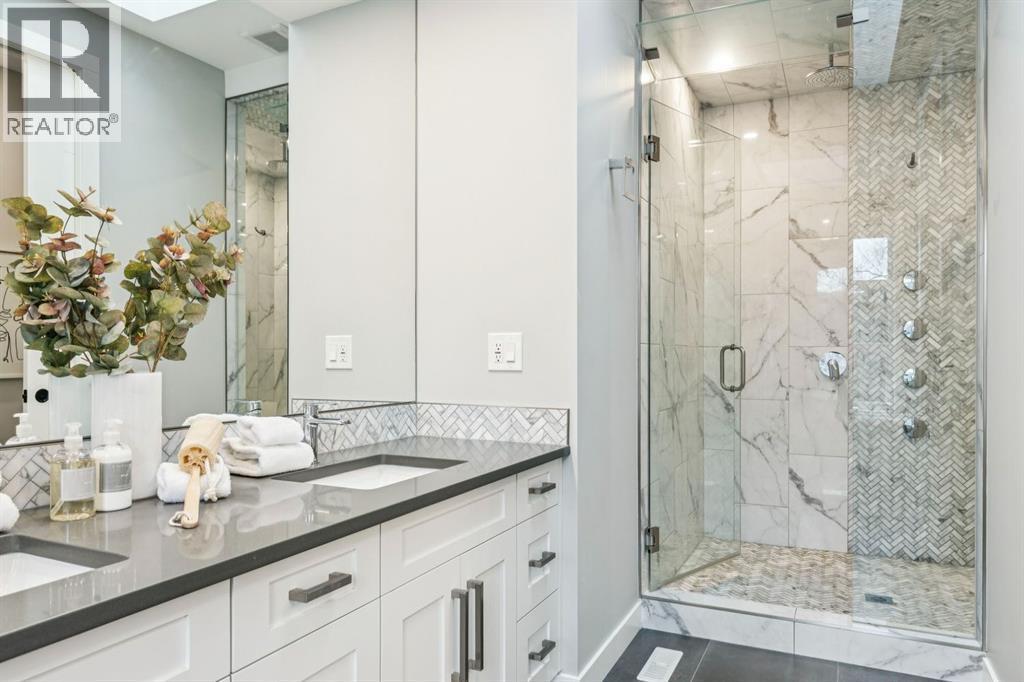 2918 6 Avenue Nw, Calgary, AB - Indoor Photo Showing Bathroom