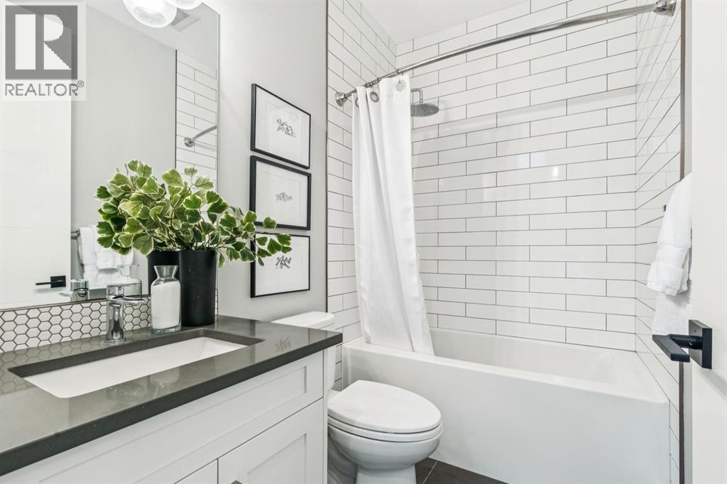 2918 6 Avenue Nw, Calgary, AB - Indoor Photo Showing Bathroom