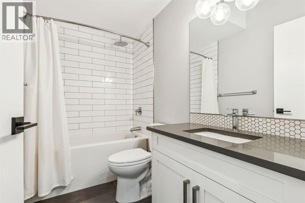 2918 6 Avenue Nw, Calgary, AB - Indoor Photo Showing Bathroom