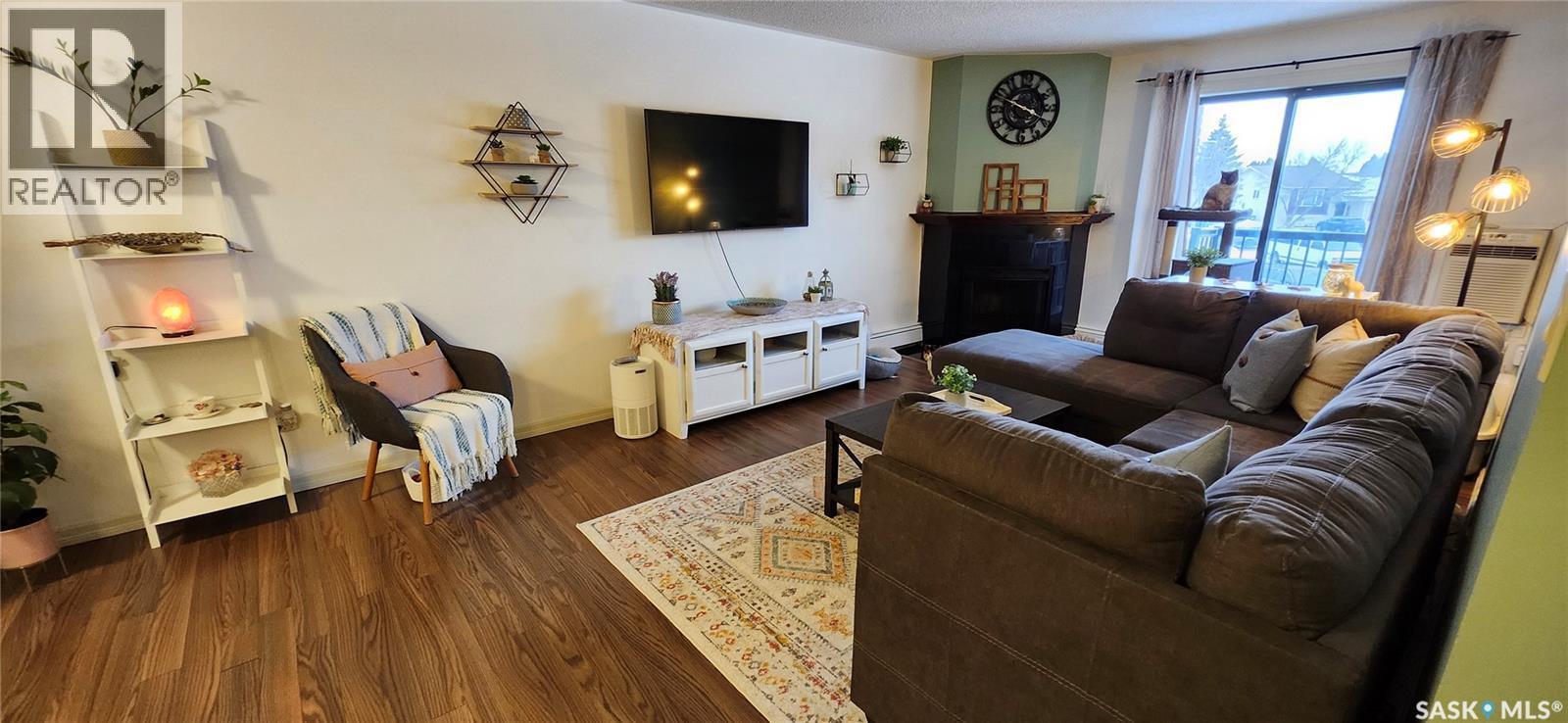 206 802A Kingsmere Boulevard, Saskatoon, SK - Indoor Photo Showing Living Room