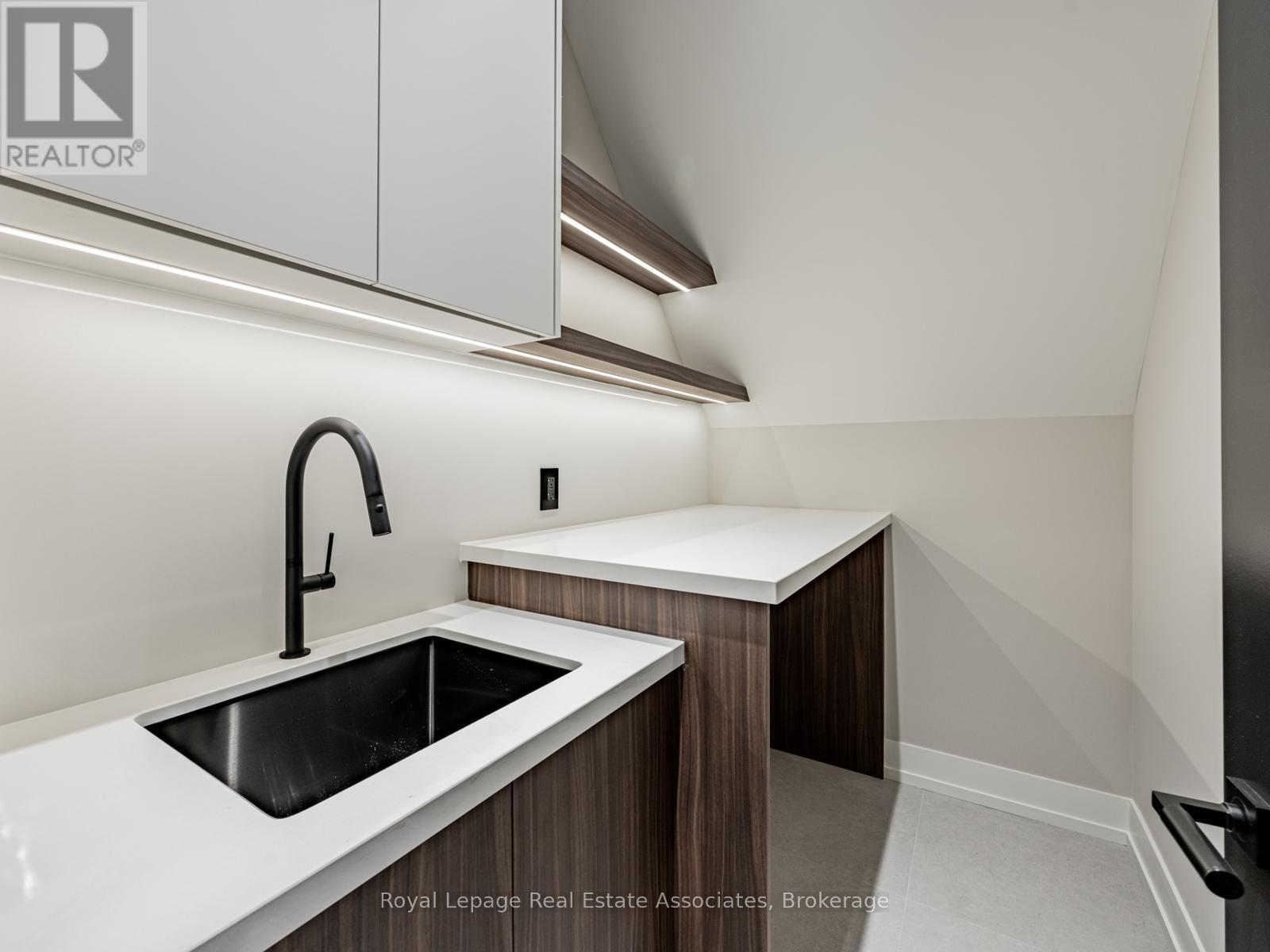 953 Halliday Avenue, Mississauga, ON - Indoor Photo Showing Laundry Room