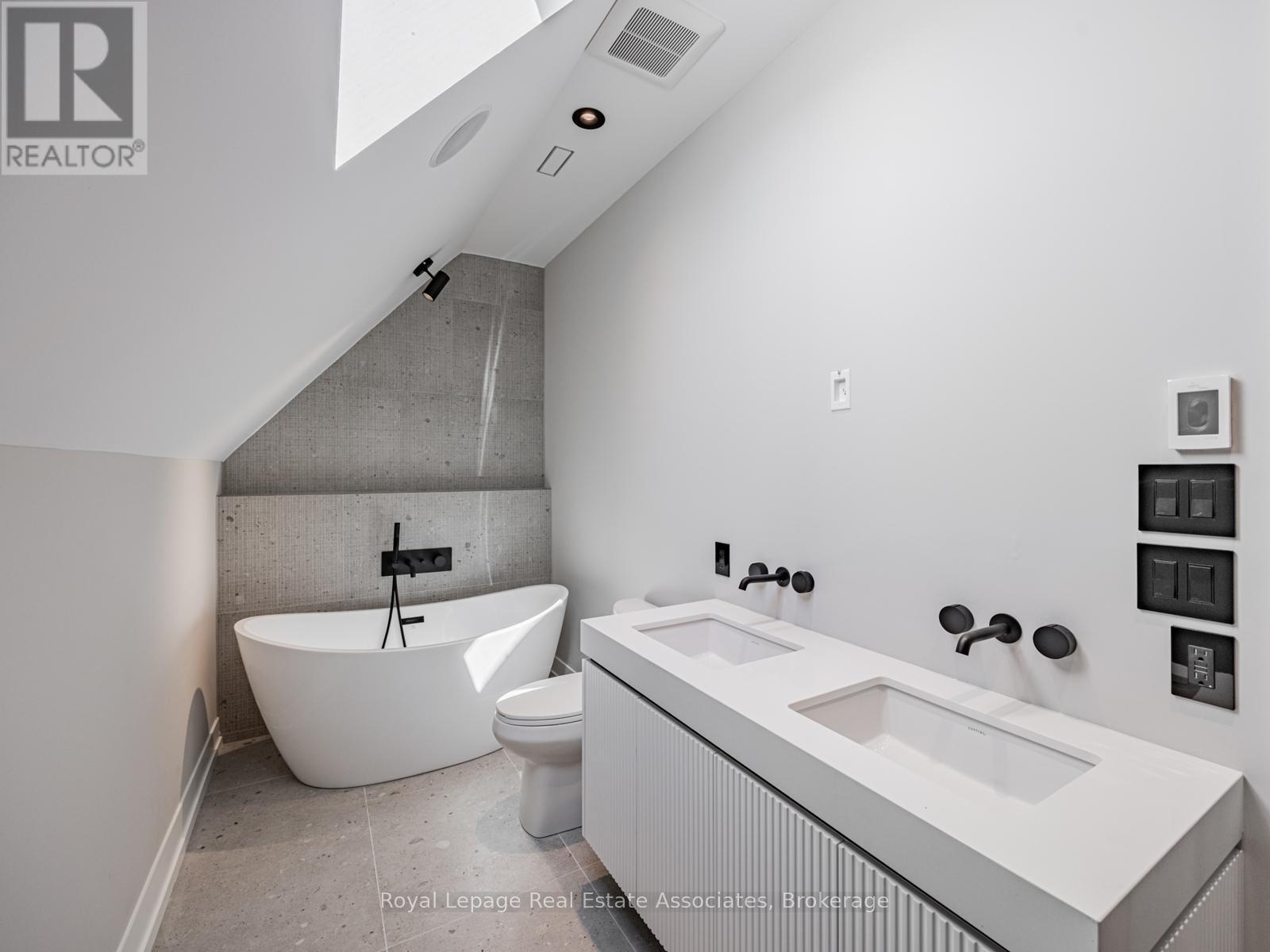 953 Halliday Avenue, Mississauga, ON - Indoor Photo Showing Bathroom