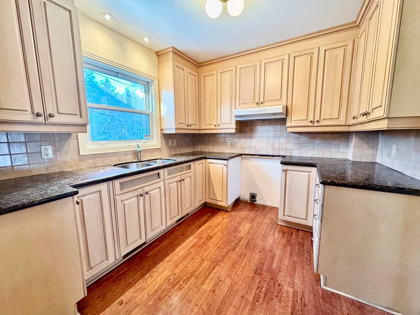 Cuisine - 5140 Av. O'Bryan, Montréal (Côte-Des-Neiges/Notre-Dame-De-Grâce), QC - Indoor Photo Showing Kitchen With Double Sink