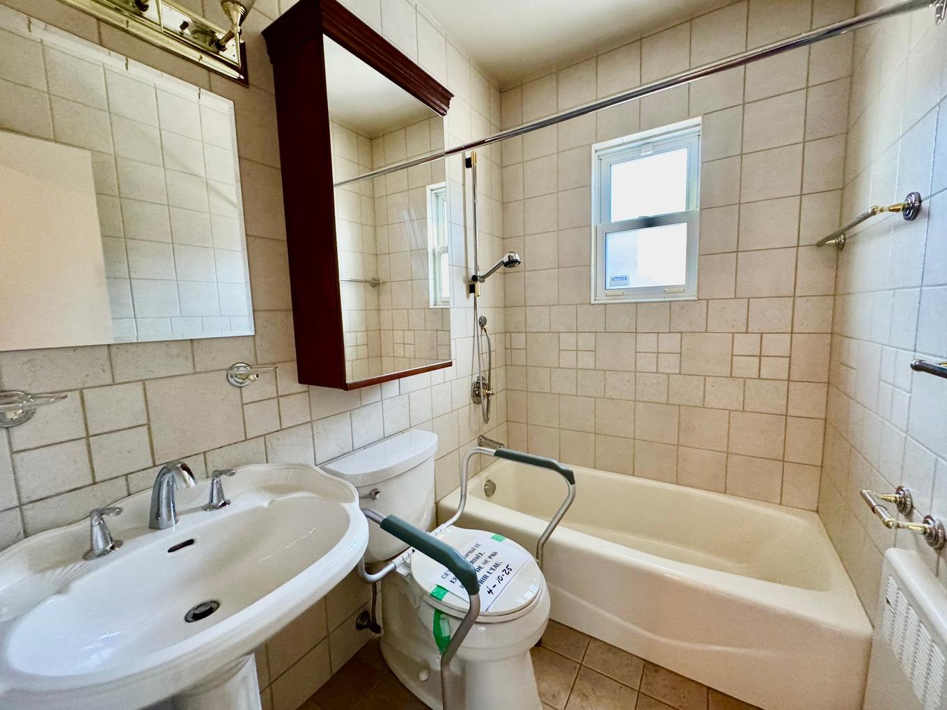 Salle de bains - 5140 Av. O'Bryan, Montréal (Côte-Des-Neiges/Notre-Dame-De-Grâce), QC - Indoor Photo Showing Bathroom