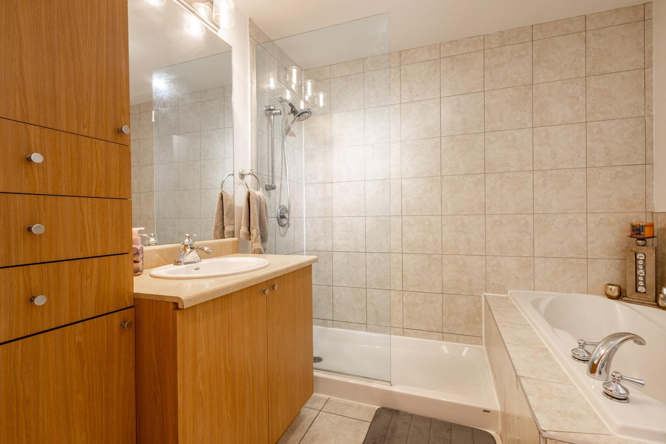 Bathroom - 9978 Boul. Perras, Montréal (Rivière-Des-Prairies/Pointe-Aux-Trembles), QC - Indoor Photo Showing Bathroom