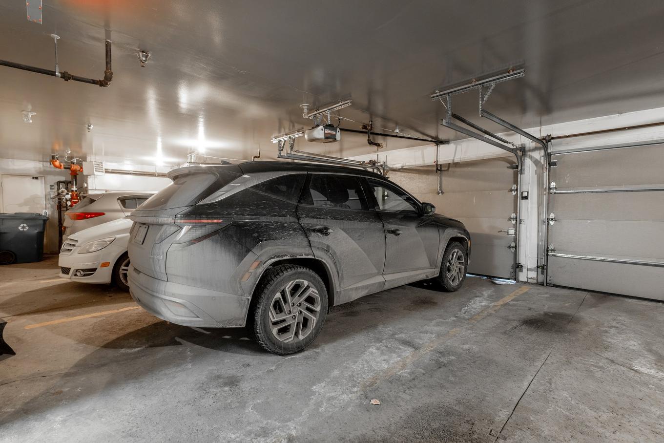 Garage - 9978 Boul. Perras, Montréal (Rivière-Des-Prairies/Pointe-Aux-Trembles), QC - Indoor Photo Showing Garage