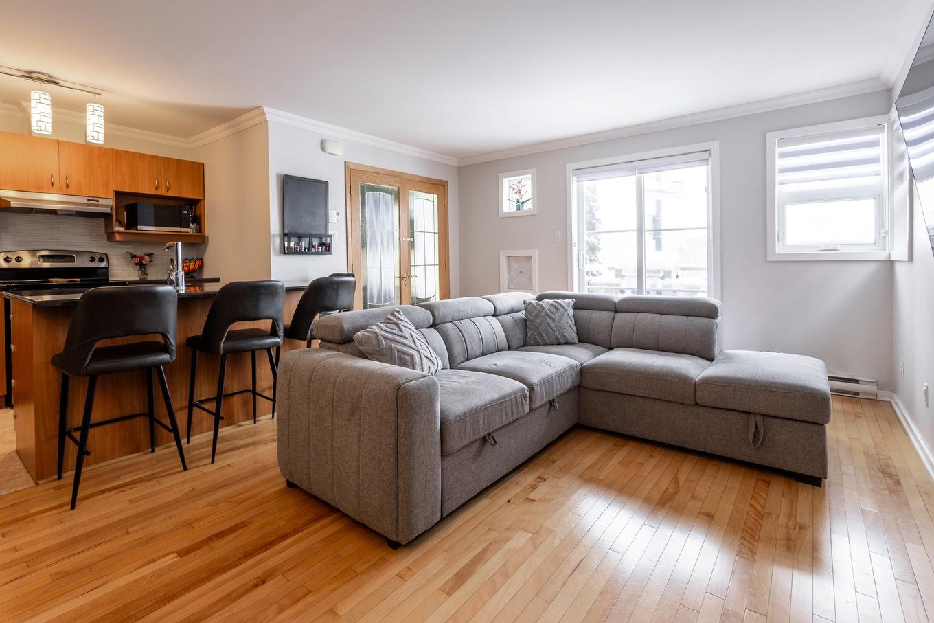 Living room - 9978 Boul. Perras, Montréal (Rivière-Des-Prairies/Pointe-Aux-Trembles), QC - Indoor Photo Showing Living Room