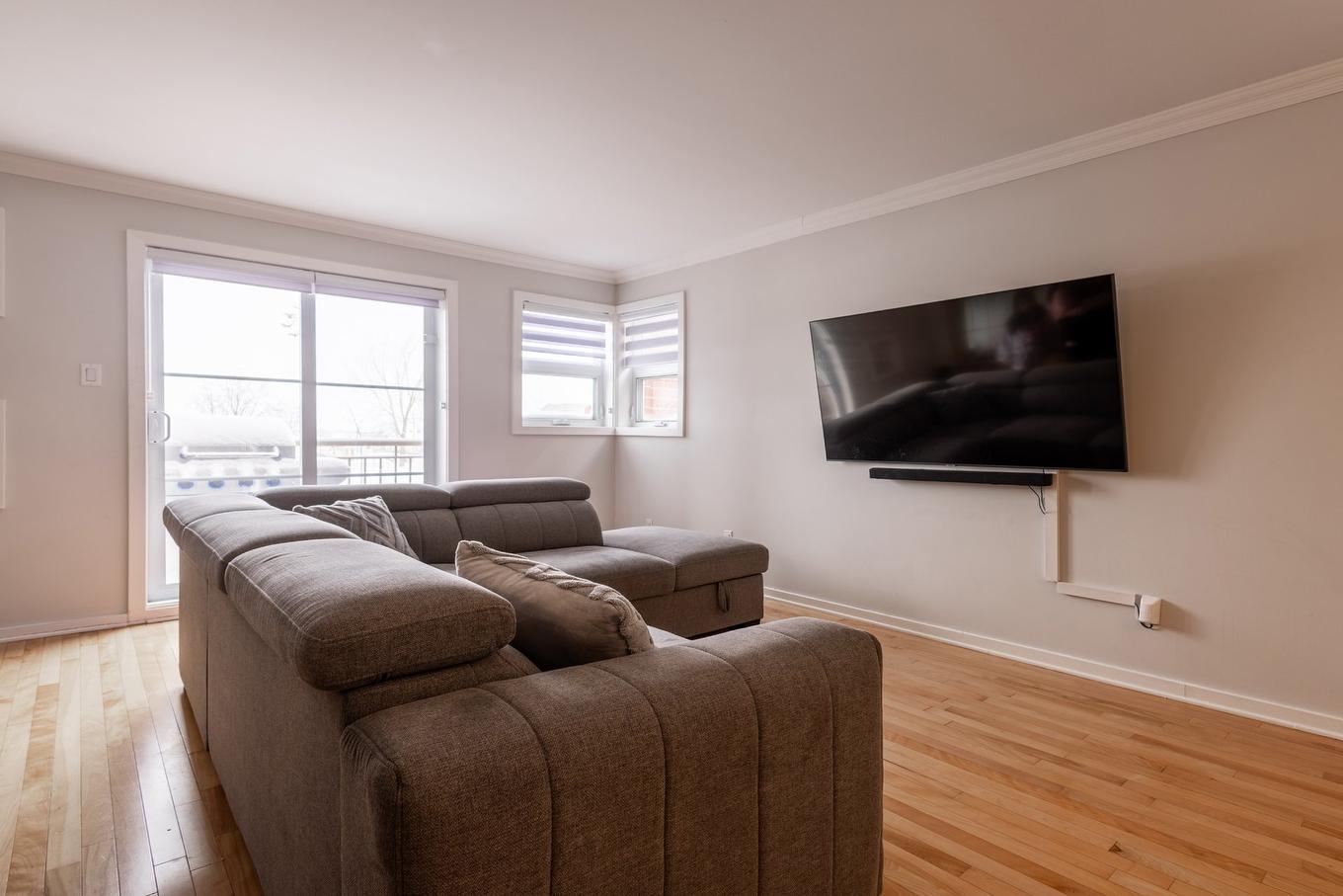 Living room - 9978 Boul. Perras, Montréal (Rivière-Des-Prairies/Pointe-Aux-Trembles), QC - Indoor Photo Showing Living Room