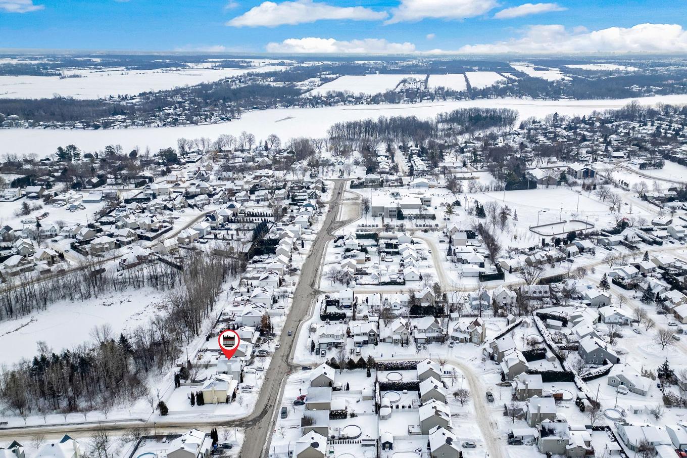 Aerial photo - 563 Rue D'Aubervilliers, Terrebonne (Terrebonne), QC - Outdoor With Body Of Water With View