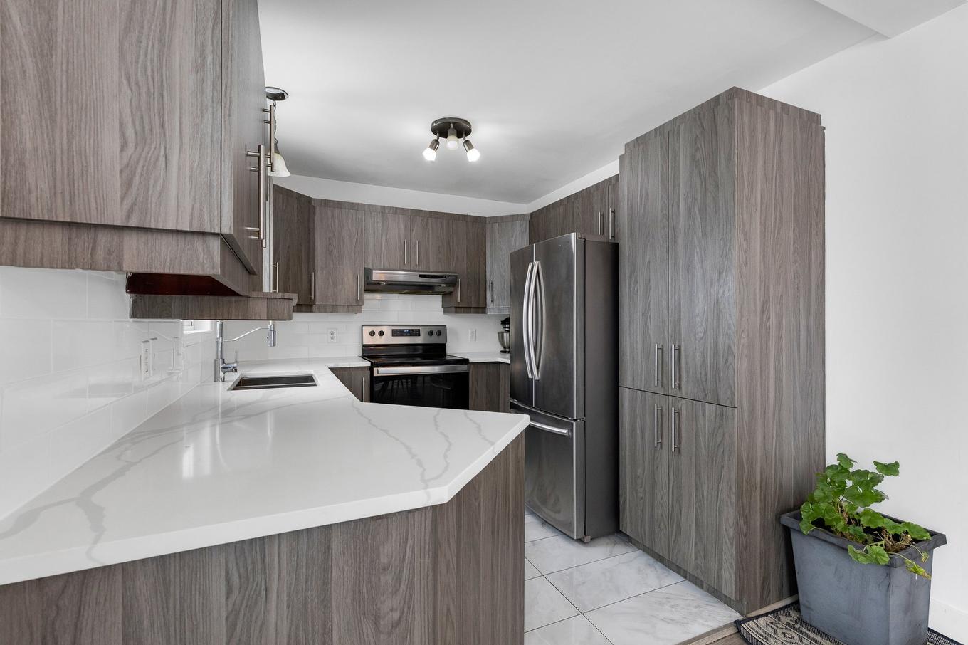 Kitchen - 563 Rue D'Aubervilliers, Terrebonne (Terrebonne), QC - Indoor Photo Showing Kitchen With Upgraded Kitchen