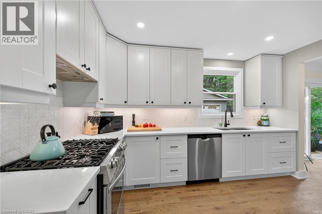 233 Townsend Avenue, Burlington, ON - Indoor Photo Showing Kitchen With Upgraded Kitchen