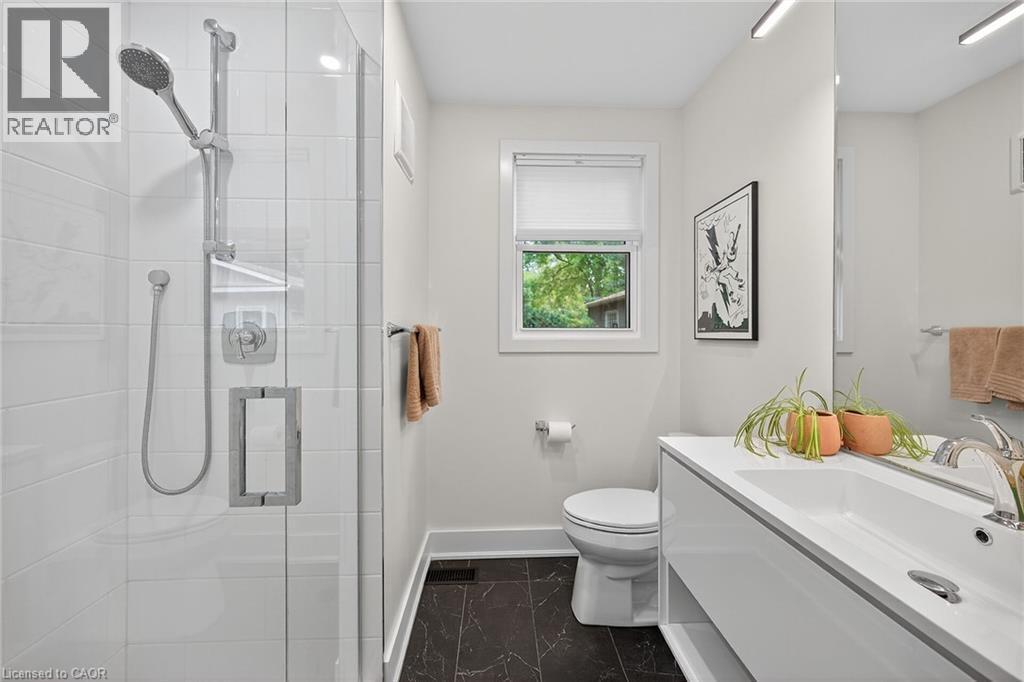 233 Townsend Avenue, Burlington, ON - Indoor Photo Showing Bathroom