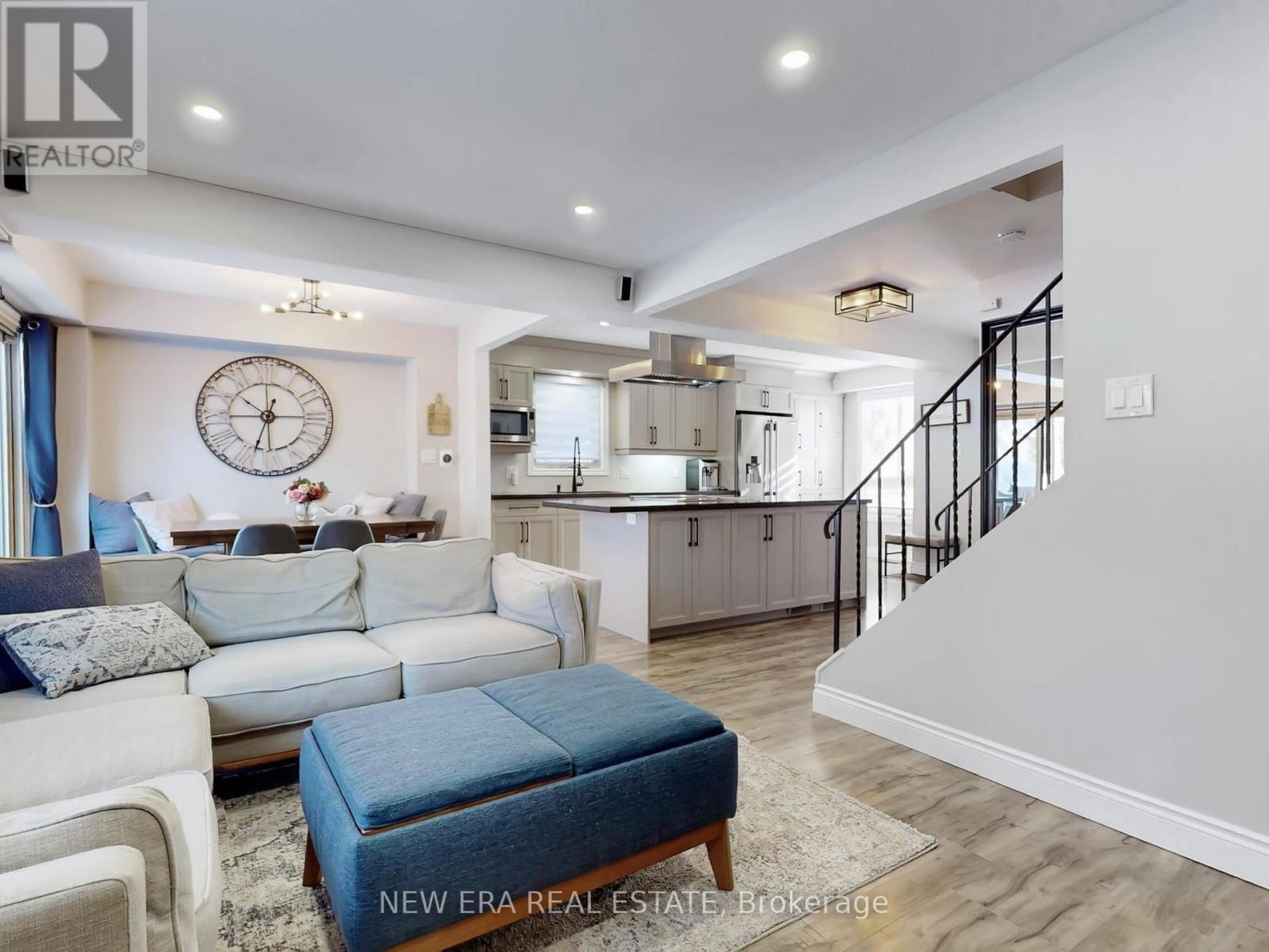 7189 Joliette Crescent, Mississauga, ON - Indoor Photo Showing Living Room