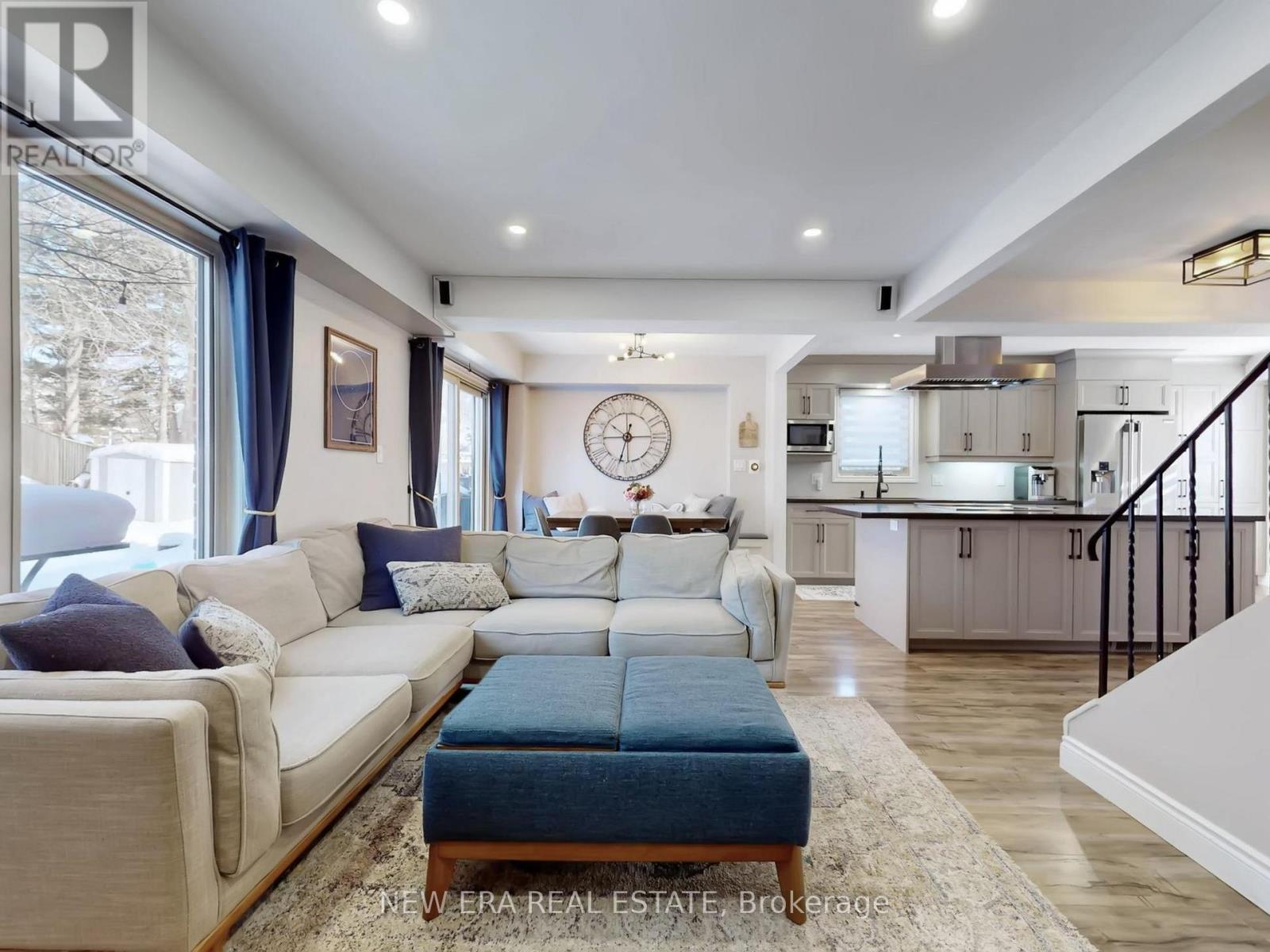 7189 Joliette Crescent, Mississauga, ON - Indoor Photo Showing Living Room