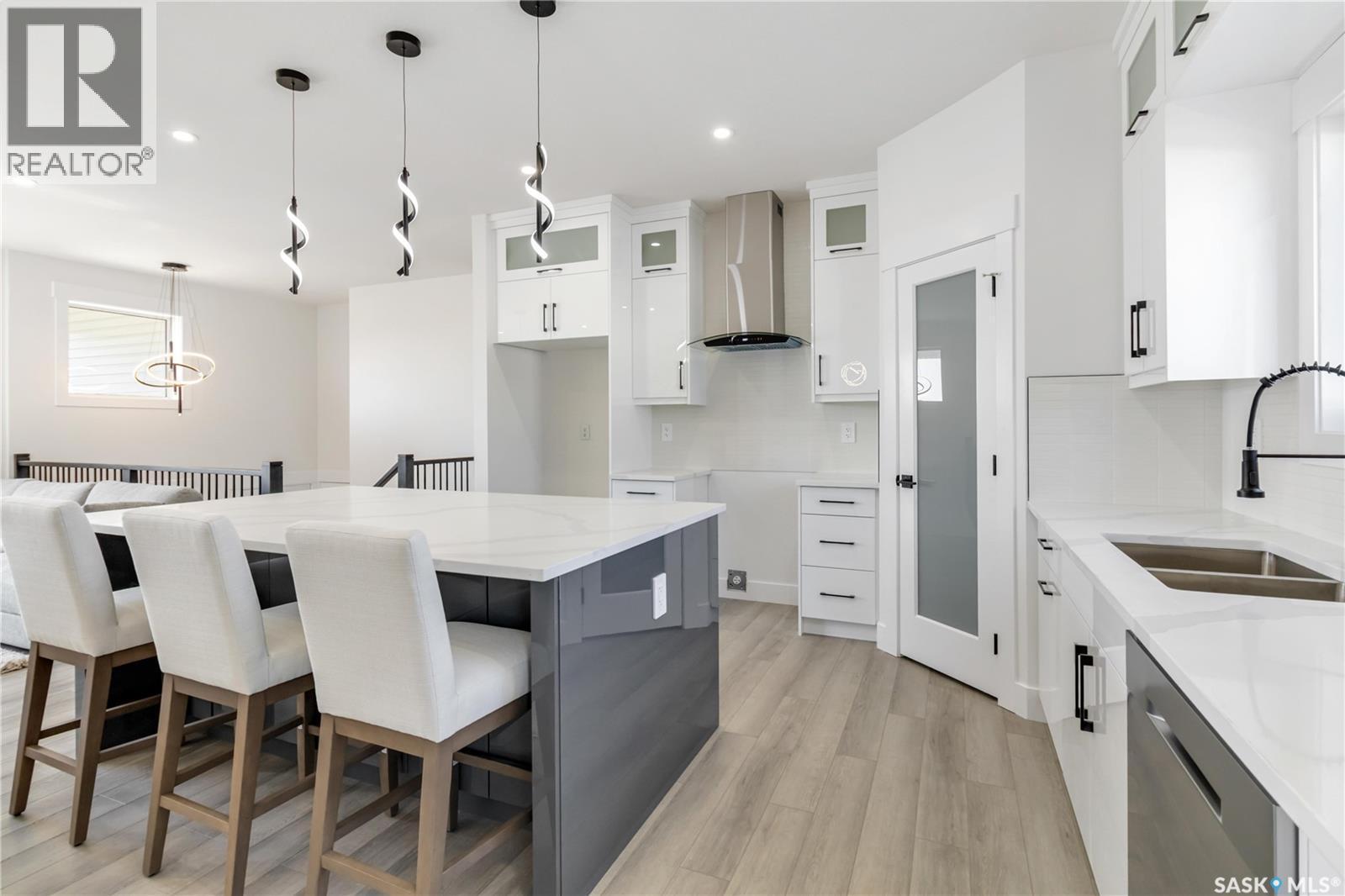 838 Ballesteros Crescent, Warman, SK - Indoor Photo Showing Kitchen With Double Sink With Upgraded Kitchen