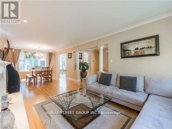 1588 Truscott Drive, Mississauga, ON - Indoor Photo Showing Living Room