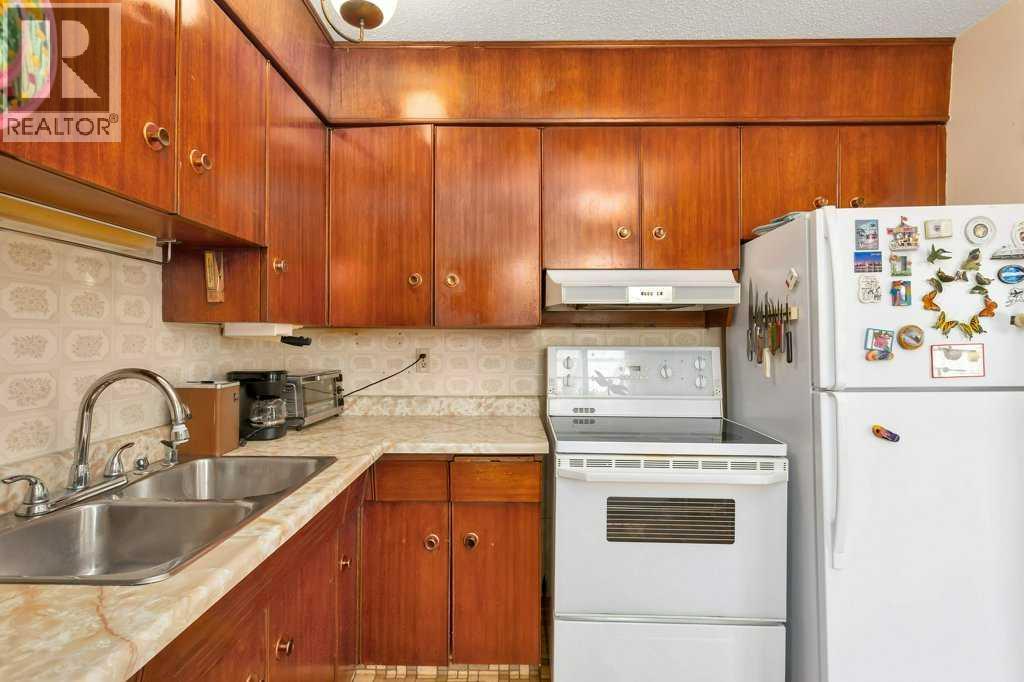 7 Ohio Close, Red Deer, AB - Indoor Photo Showing Kitchen With Double Sink