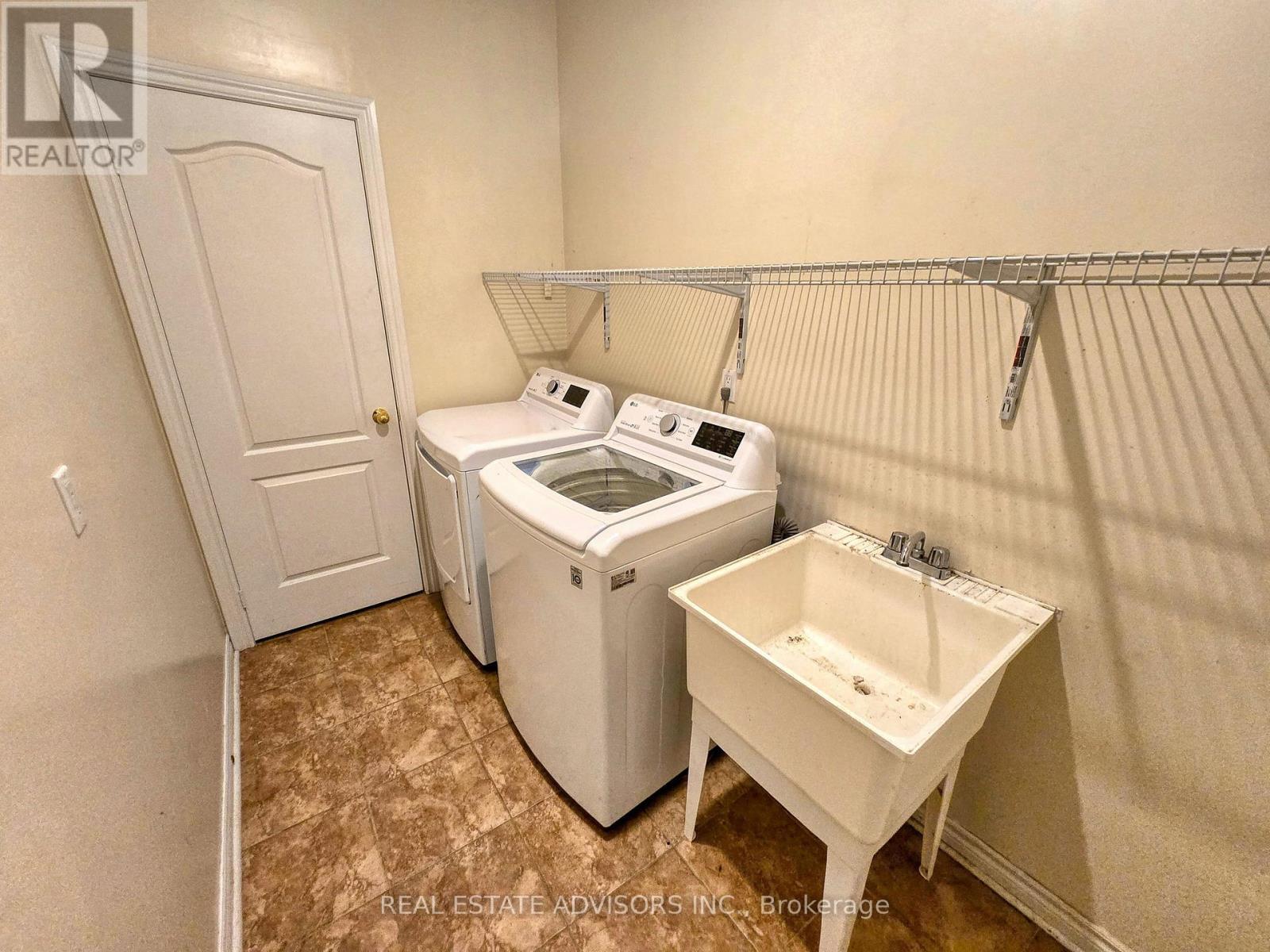3208 Countess Crescent, Mississauga, ON - Indoor Photo Showing Laundry Room