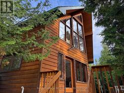 Well maintained exterior. -