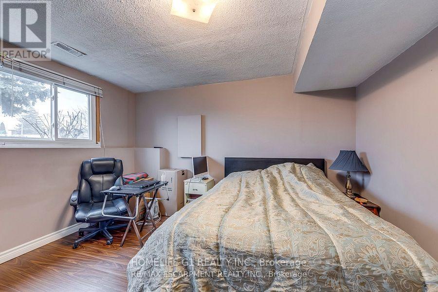 27 Gilcrest Street, Hamilton, ON - Indoor Photo Showing Bedroom